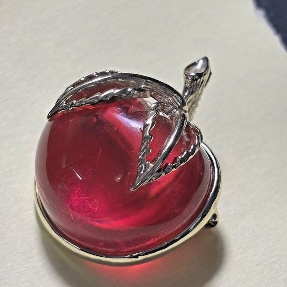 Vintage Sarah Coventry Pink Red Lucite Gold Tone Domed Apple Pin Brooch - Picture 5 of 15